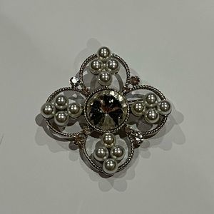 Silver tone brooch with center clear , Chrystal rhinestones and faux Pearl.